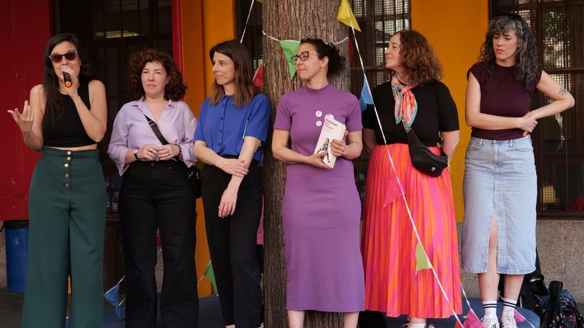 Cinco madres y muchos libros de mujeres: así nace la primera biblioteca feminista de un colegio público en Arganzuela