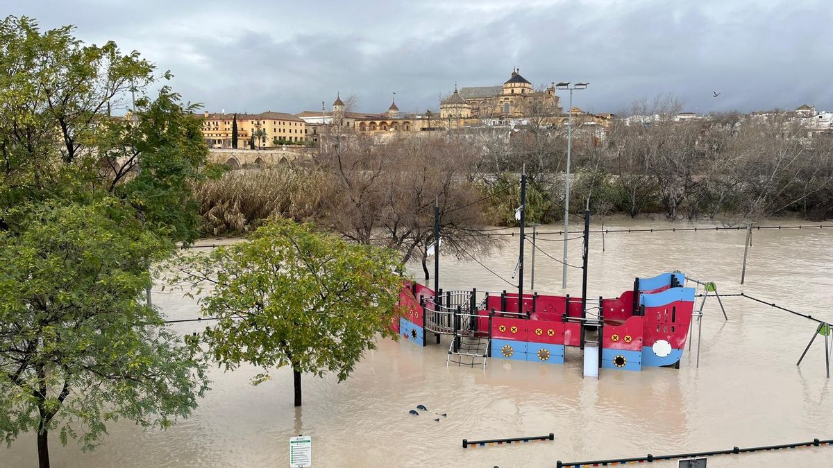 El paseo de Miraflores, inundado por la crecida del río Guadalquivir