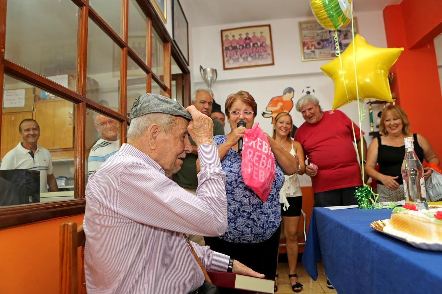Juan Viera celebra su 100 cumpleaños. (ALEJANDRO RAMOS)