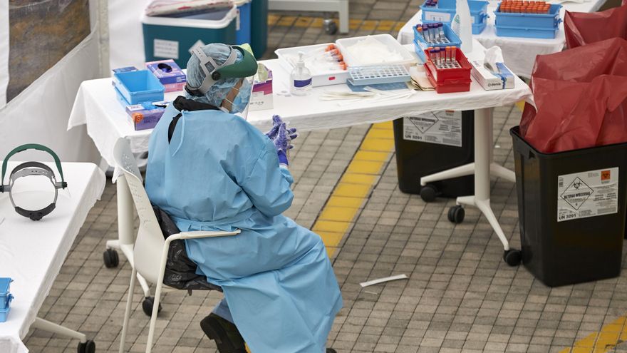 Personal sanitario realiza pruebas PCR de detección de coronavirus en una carpa instalada en las inmediaciones del Hospital Osakidetza Eibar Guipuzkoa, Euskadi (España), a 10 de noviembre de 2020.