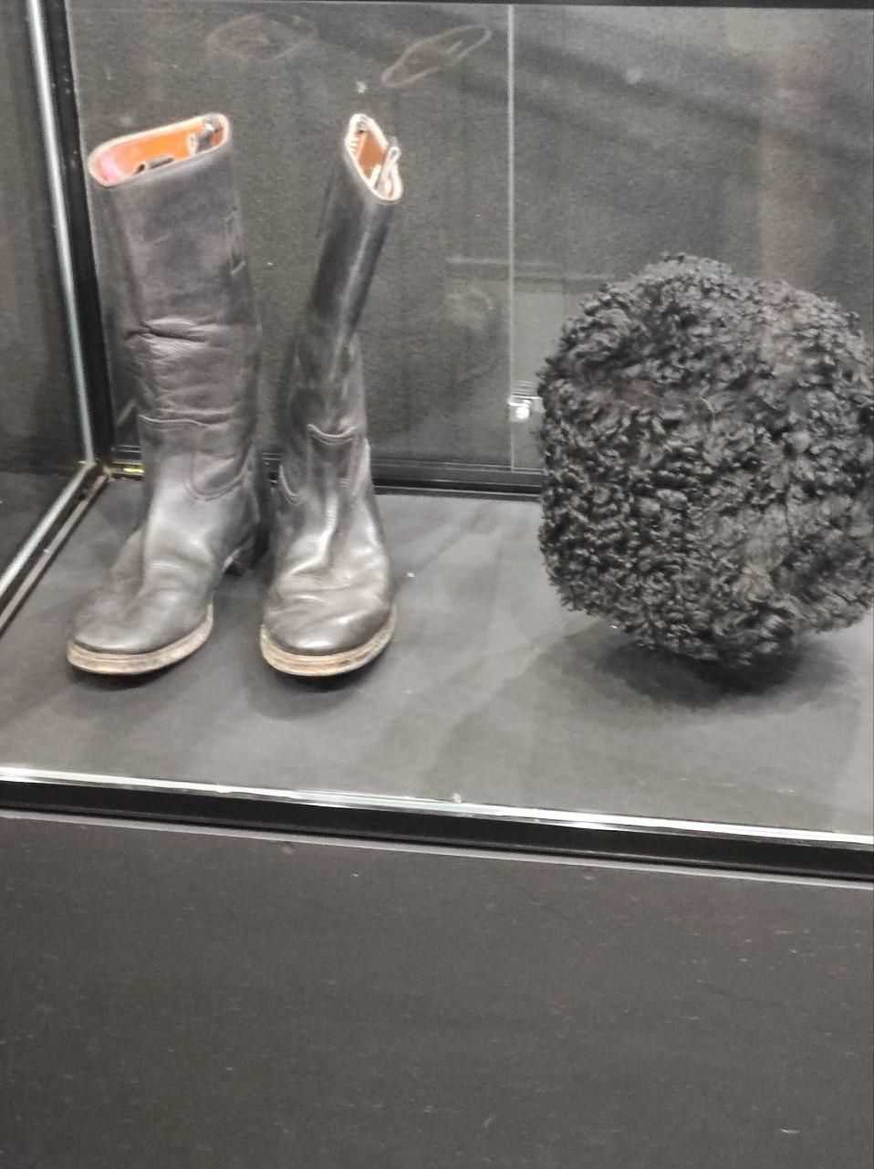 Botas y 'ushanka' utilizadas en el rodaje de 'Doctor Zhivago' exhibidas en la muestra del Museo del Ferrocarril.