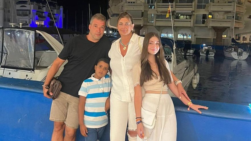 La familia de Paula Alcaraz posa con el menor saharaui que acogen cada verano