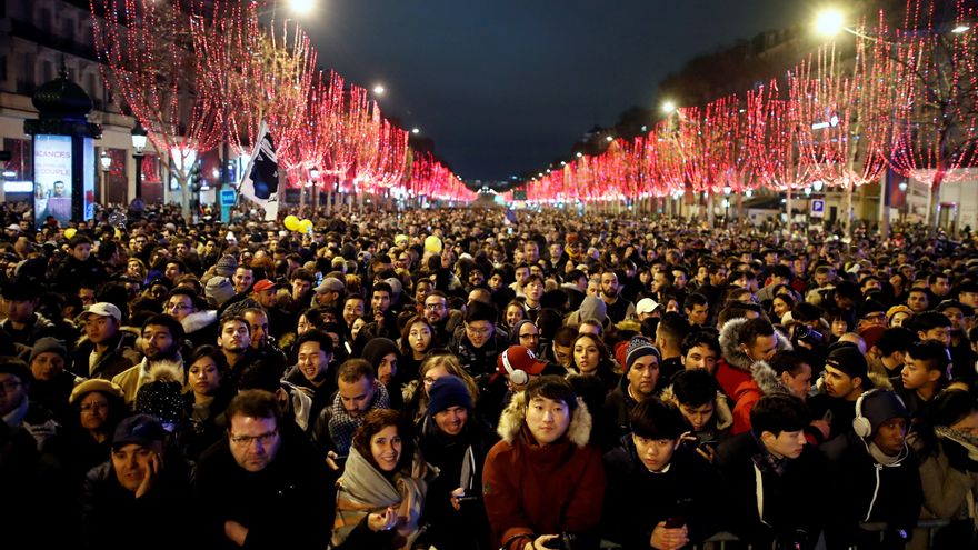 Una gran multitud se reúne en los Campos Elíseos de París para ver el espectáculo de luces y fuegos artificiales durante las celebraciones de la Nochevieja de 2018ñ