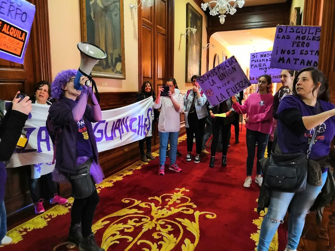 Mujeres en huelga mantienen la actividad reivindicativa en el Consistorio de La Orotava