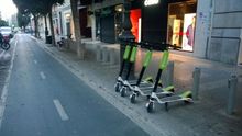 Los nuevos patinetes eléctricos de alquiler en una estación de Valenbisi de la calle Colón