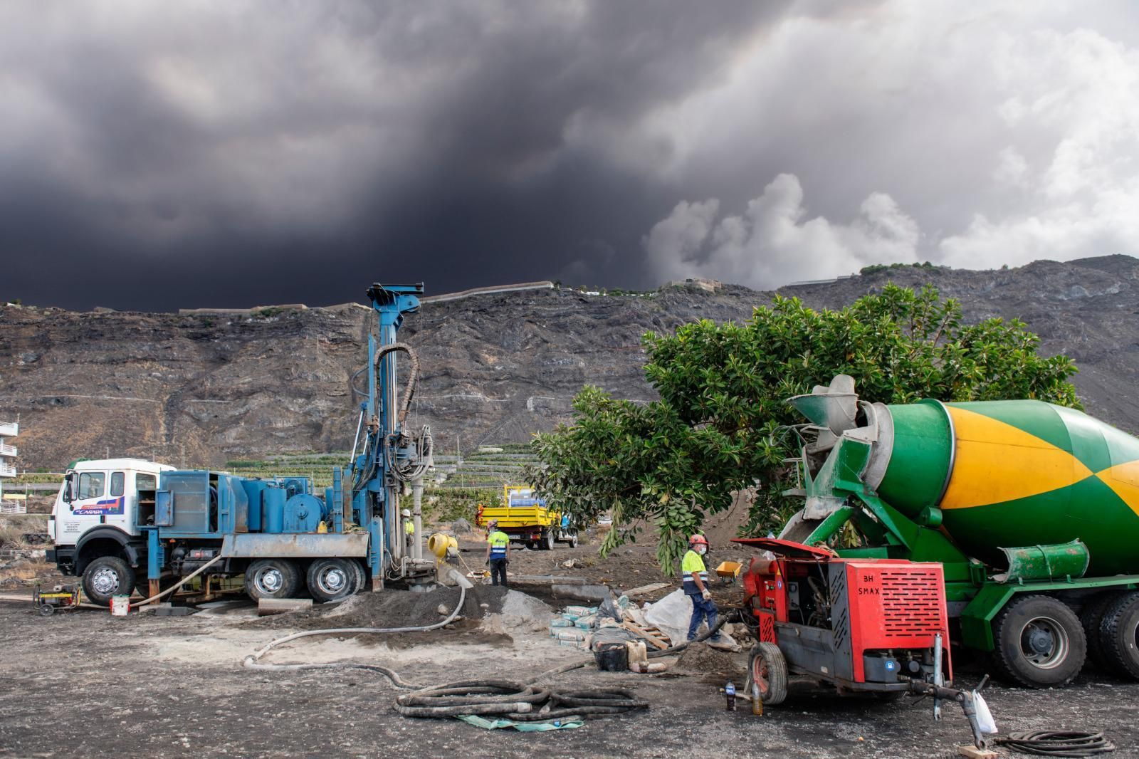 Un momento de la obra de emergencia que se lleva a cabo para instalar dos desaladoras en Puerto de Naos para regar las fincas de plátanos en  la costa de Valle de Aridane que, al romper la lava una de las conexiones de la red, se han quedado sin suministro.