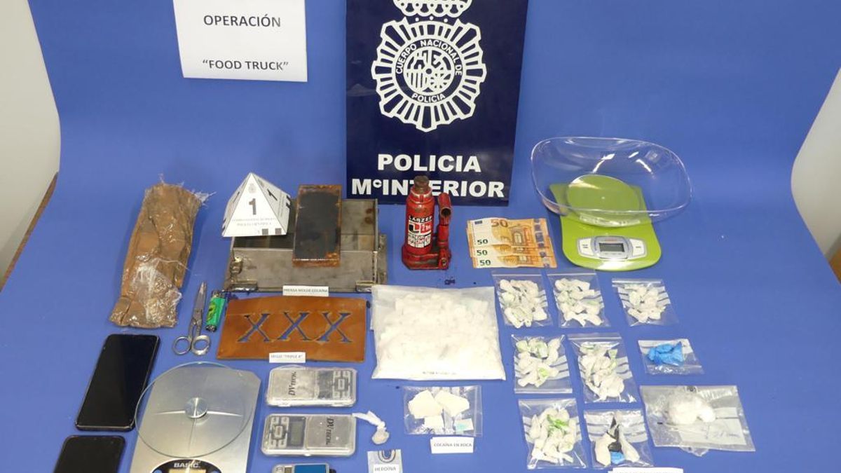 Droga y material intervenido en la operación policial en Ponferrada.