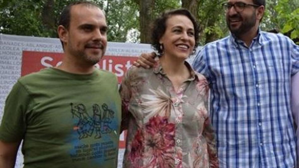 Pablo Bellido (izq,), junto a Magdalena Valerio y a Sergio Gutiérrez, número 2 del PSOE de Castilla-La Mancha