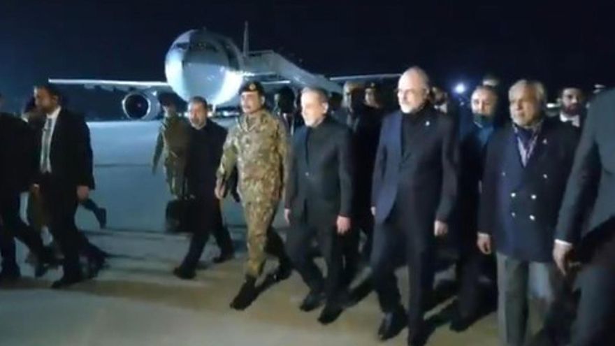 Captura de video tomada de la cuenta en X @ForeignOfficePk del ministerio de Relaciones Exteriores de Pakistán del ministro de Relaciones Exteriores de Irán, Abbas Araghchi (c), junto al presidente del Parlamento iraní, Mohammad Bagher Qalibaf (3-d), a su llegada este viernes, a Islamabad (Pakistán). EFE/ @ForeignOfficePk