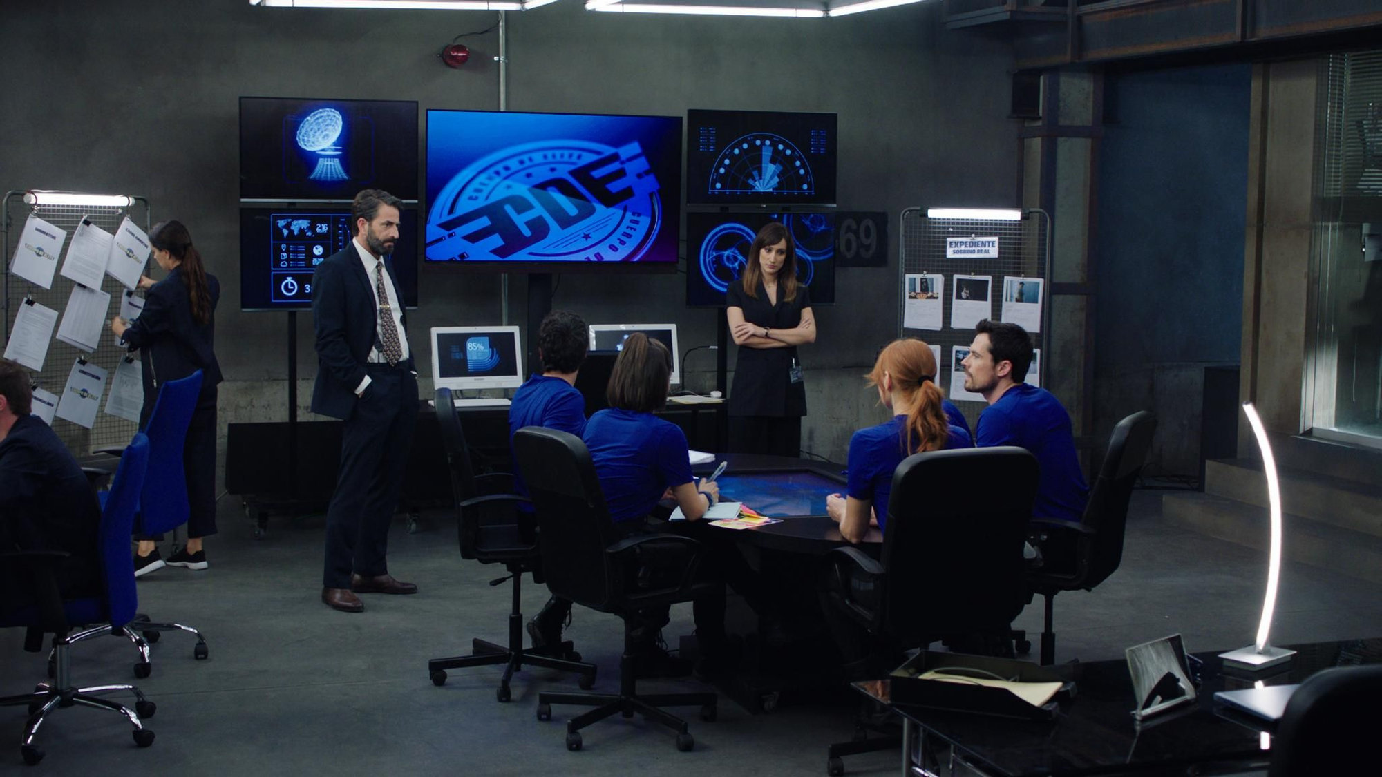 Antonio Garrido y Ana Morgade, dirigiendo al Cuerpo de élite