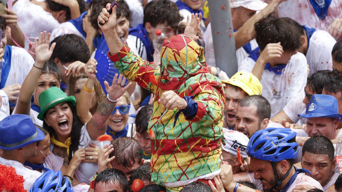 Miles de personas asisten a la tradición del Cipotegato, que vuelve a pisar las calles de Tarazona (Zaragoza) bajo una lluvia de tomates,en un recorrido que comienza en el ayuntamiento de la ciudad y que ha elegido el joven o la joven que encarna este año al particular personaje, cuya identidad se mantiene oculta hasta que culmina la carrera, con la que se abren las fiestas en honor a San Atilano. EFE/JAVIER BELVER