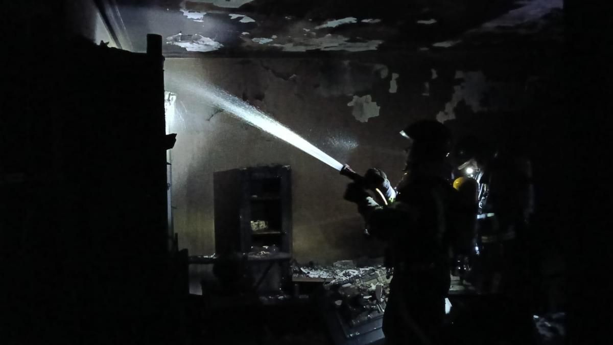 Actuación de los Bomberos de Ponferrada en un incendio de Villafranca del Bierzo.