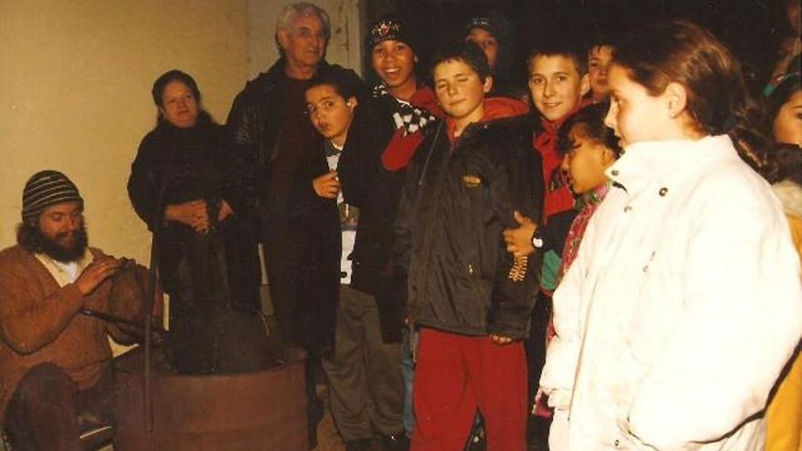 Ovidio asando castañas en Matalavilla en 1998