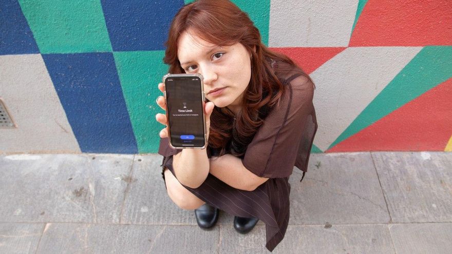 “Ahora me siento menos agotado”: cinco personas nos cuentan qué les funciona para usar menos el móvil