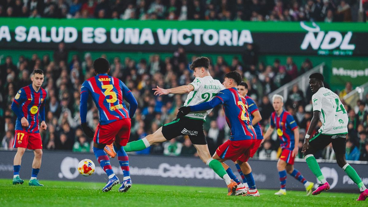 Manex Lozano disputa un balón ante los defensas del Barcelona.
