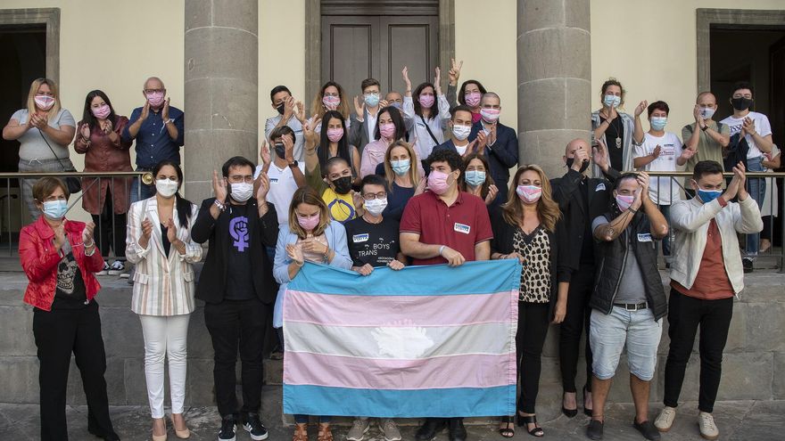 Diputados del Parlamento junto a miembros de asociaciones LGTBI el día en que se aprobó la Ley Trans de Canarias. (Flickr Parlamento de Canarias).