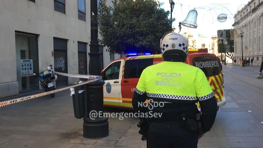 Archivo - Agente de la Policía Local en el tramo de la Avenida de la Constitución