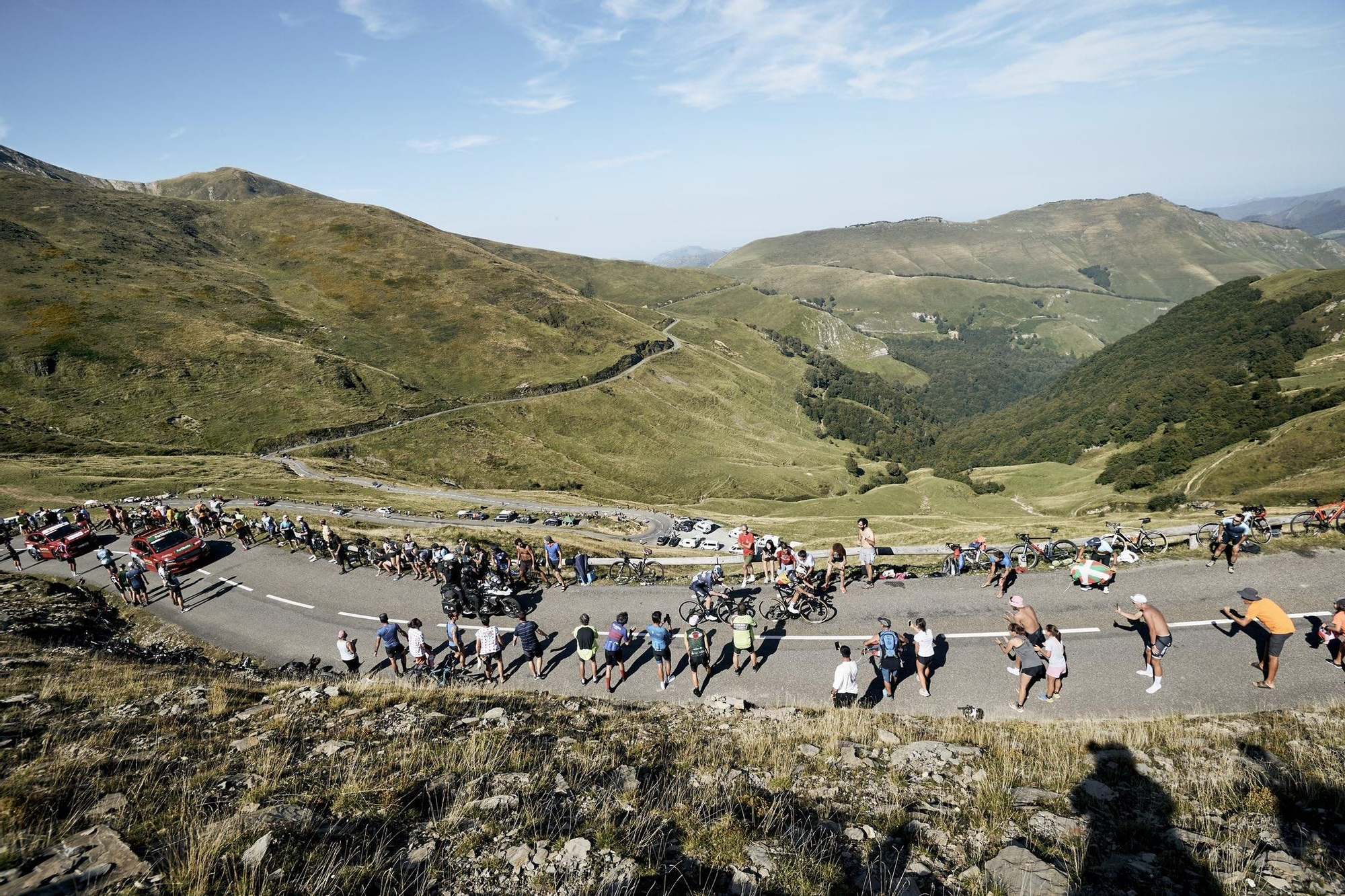 Imagen aérea del pelotón durante el ascenso a Larrau.