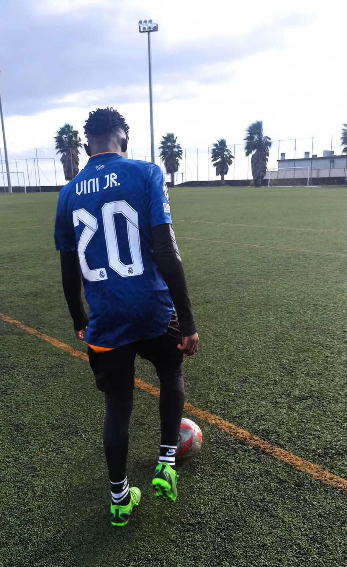 Souleymane a entrenar acude a un campo de La Laguna con la camiseta de su ídolo, el delantero del Real Madrid Vinicius Jr