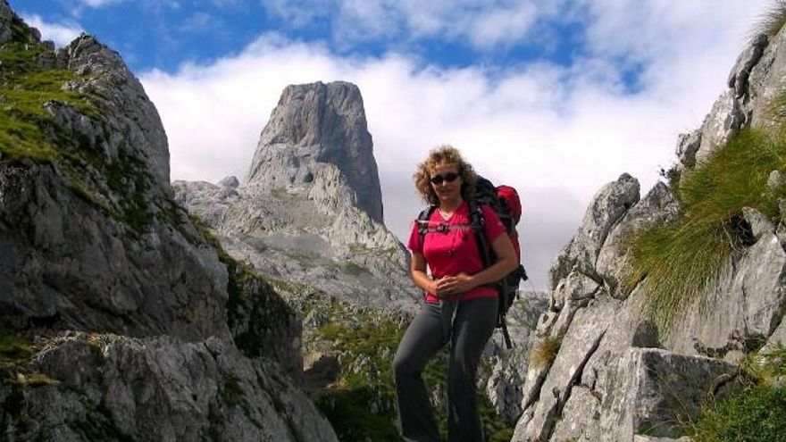 Ana Isabel en el Camino de Collado Pándébano hacia el Naranjo. En el fondo el Naranjo de Bulnes o Picu Urriellu.