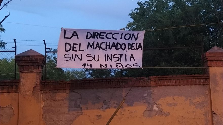Pancarta a las puertas del CEIP Antonio Machado de Carabanchel que denuncia lo sucedido a 14 familias.