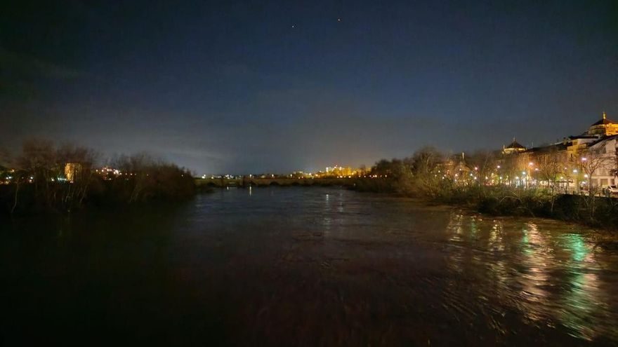 El Puente Romano, sin luz tras la crecida.