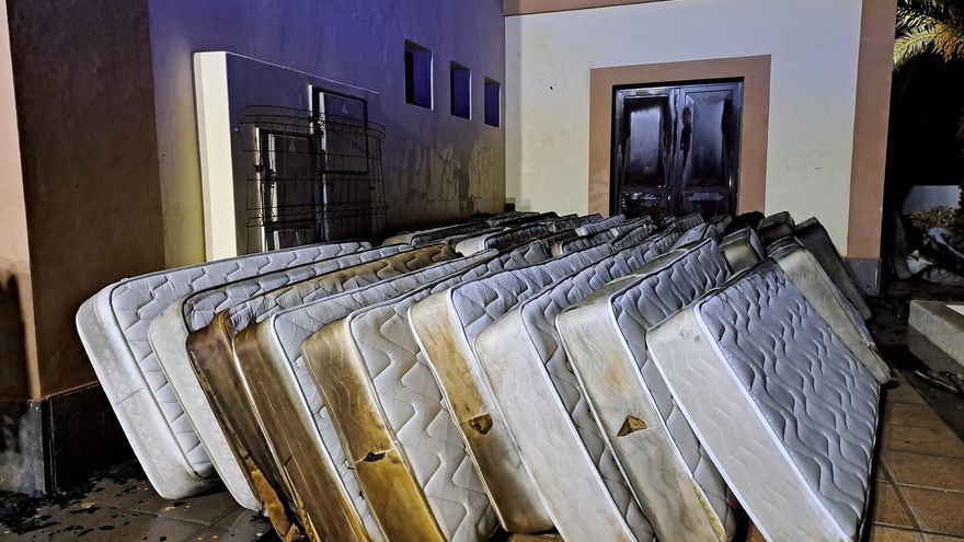 Los bomberos de Lanzarote investigan las causas del incendio del albergue de La Santa