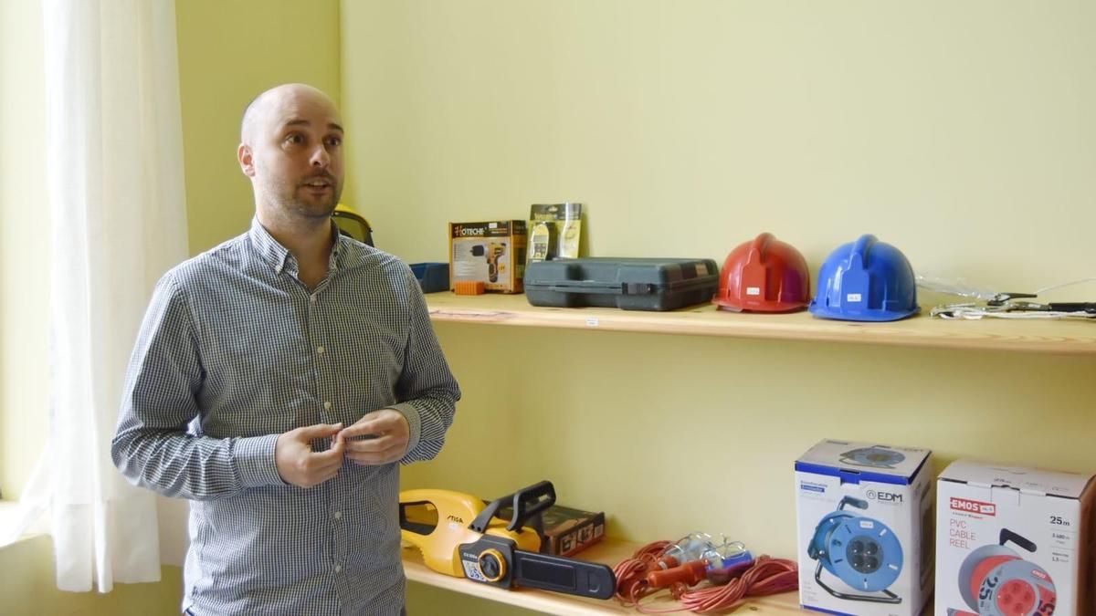 El teniente de alcalde, Israel Ruiz, en la 'Objetoteca' que pronto abrirá sus puertas en Riotuerto.