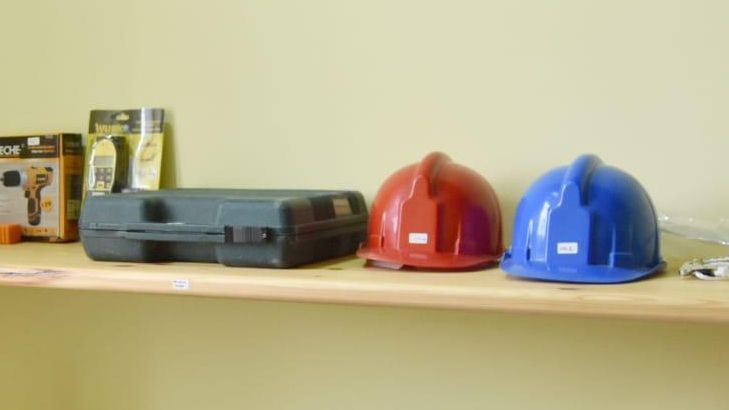 El teniente de alcalde, Israel Ruiz, en la 'Objetoteca' que pronto abrirá sus puertas en Riotuerto.