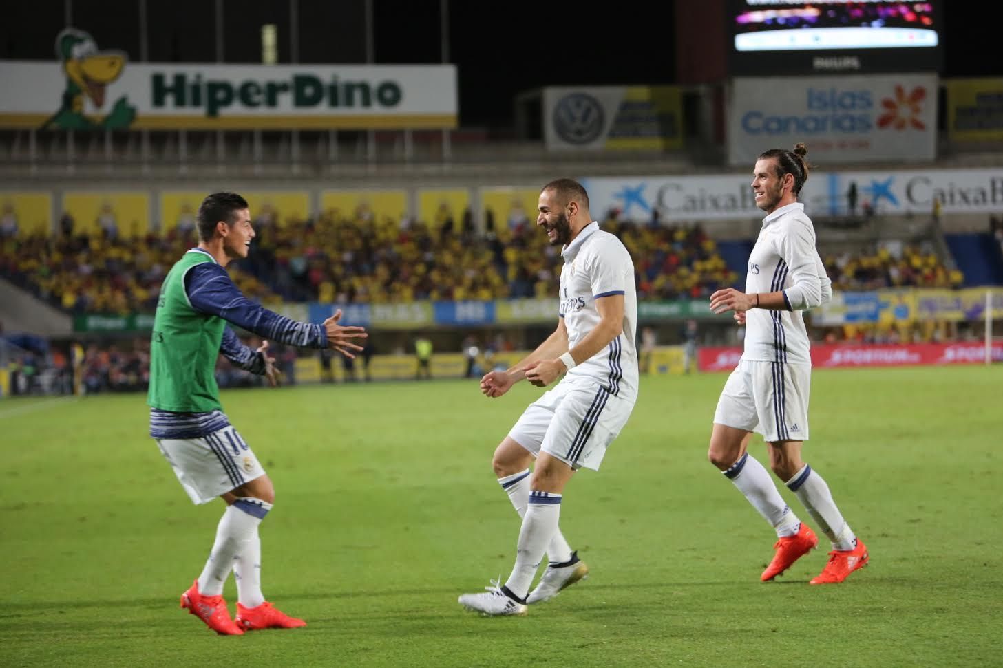 El Madrid celebra el gol de Benzema. (ALEJANDRO RAMOS)
