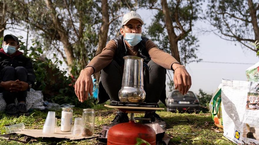 Uno de los migrantes acampados por fuera de Las Raíces