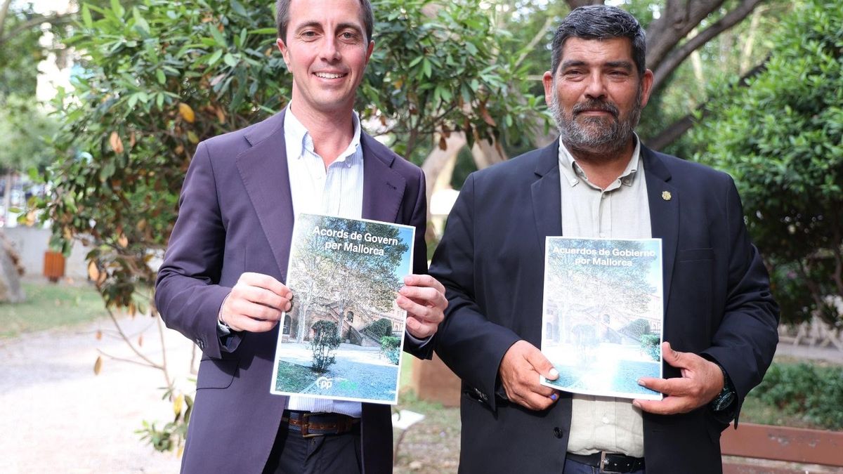 El candidato a la presidencia del Consell de Mallorca, Llorenç Galmés, junto al conseller electo de Vox, Pedro Bestard, en la presentación del acuerdo de ambas formaciones para la institución insular.