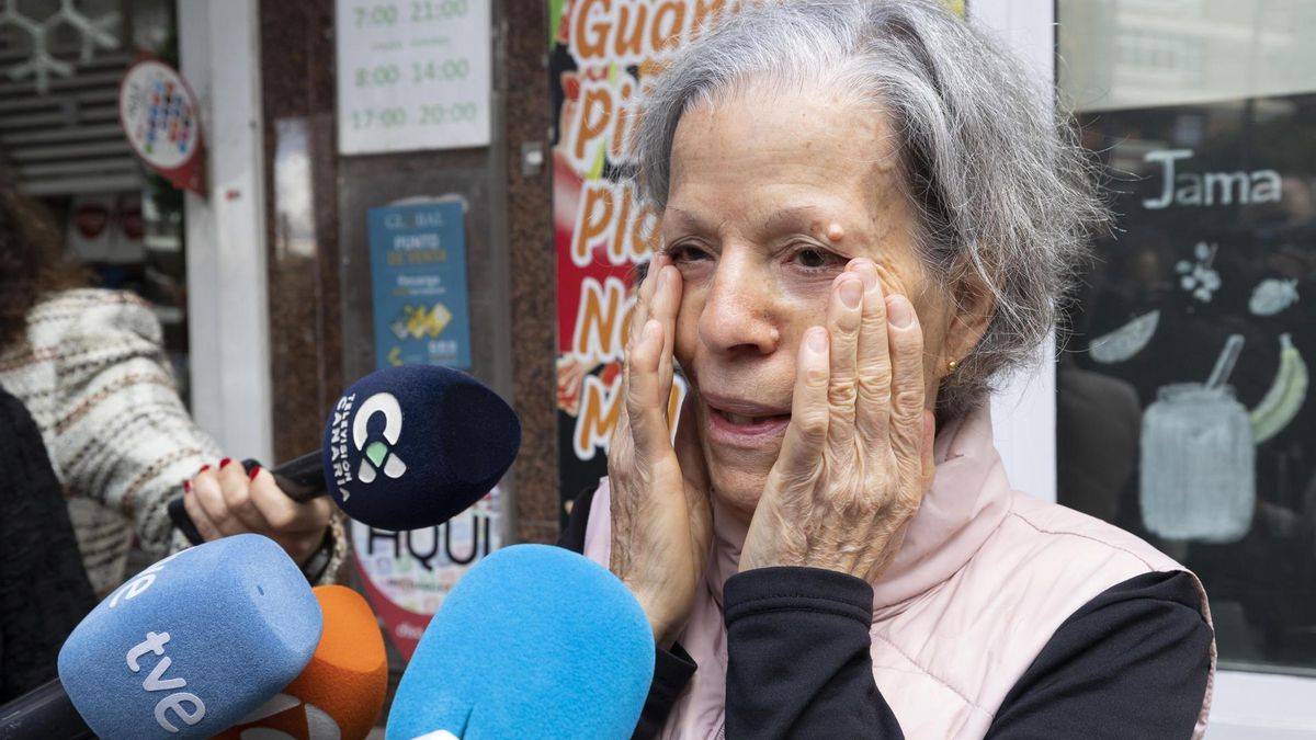 Una vecina del barrio de Mesa y López donde se encuentra la administración, agraciada con el premio atiende a los medios de comunicación. EFE/ Quique Curbelo