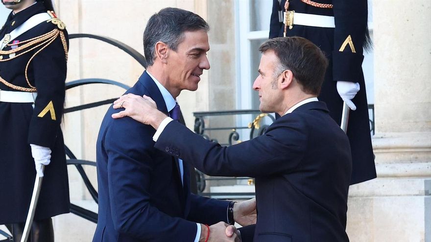 Pedro Sánchez junto a Emmanuel Macron en su llegada a la reunión de la Coalición de Voluntarios.
