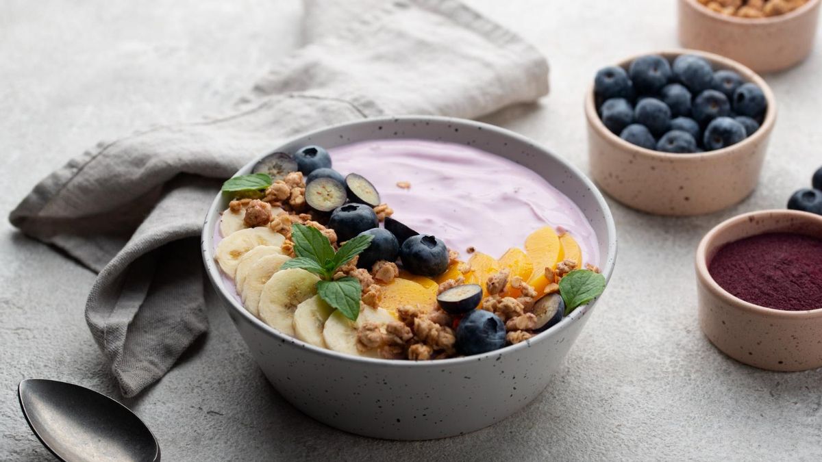 Kéfir con arándanos plátano y melocotón