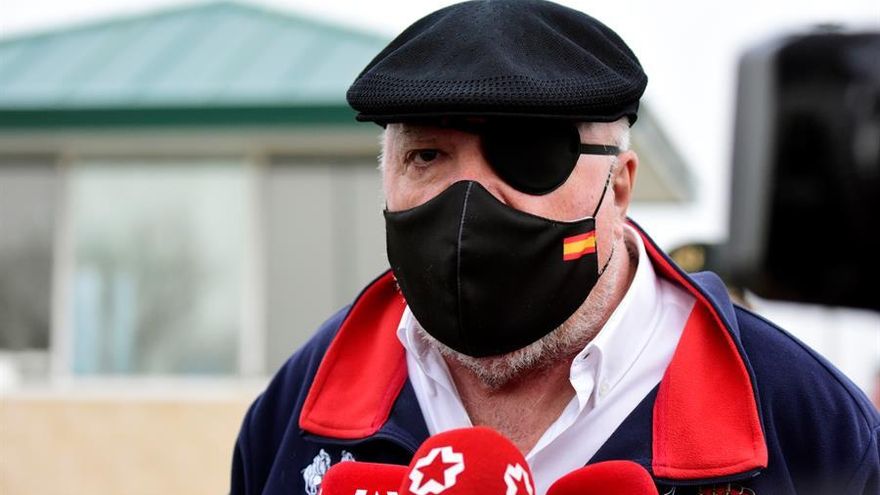 El excomisario José Villarejo atiende a los medios de comunicación a su salida de la cárcel madrileña de Estremera, en la que permanecía en prisión provisional desde noviembre de 2017.