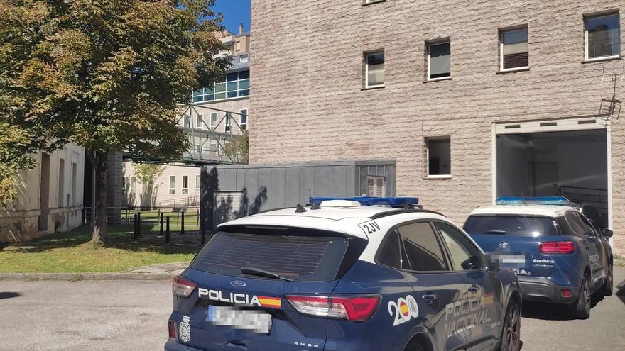 Coches de policía en el complejo judicial de Salesas, en Santander