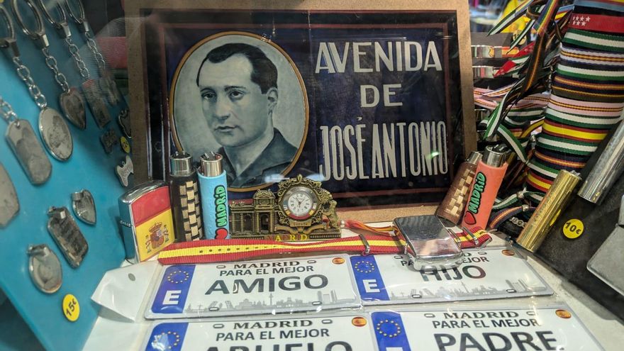 Dentro de la Pajarería Selva, la tienda en Bravo Murillo donde no hay pájaros pero sí 'aguiluchos' franquistas