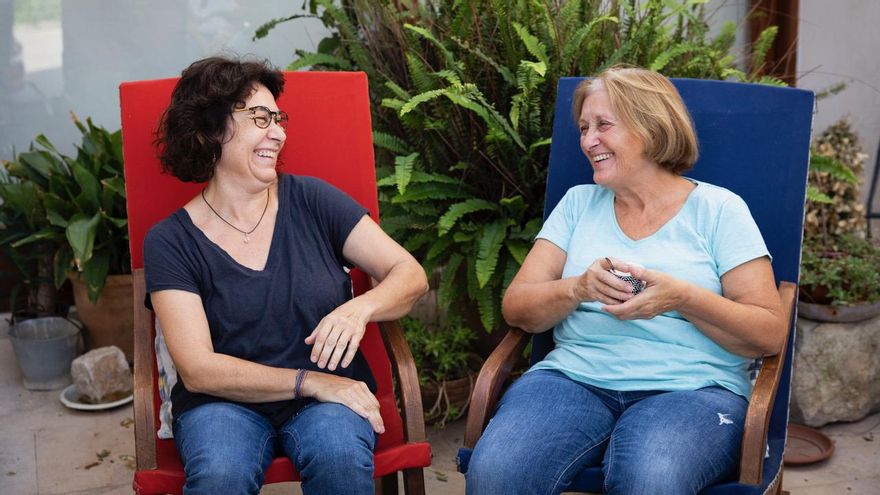 Catalina Bover, derecha, lleva años ofreciendo techo y cama a los profesionales del teatro que viajan a Vilafranca con motivo del Fiet y este año ha alojado a Anna Palacios.