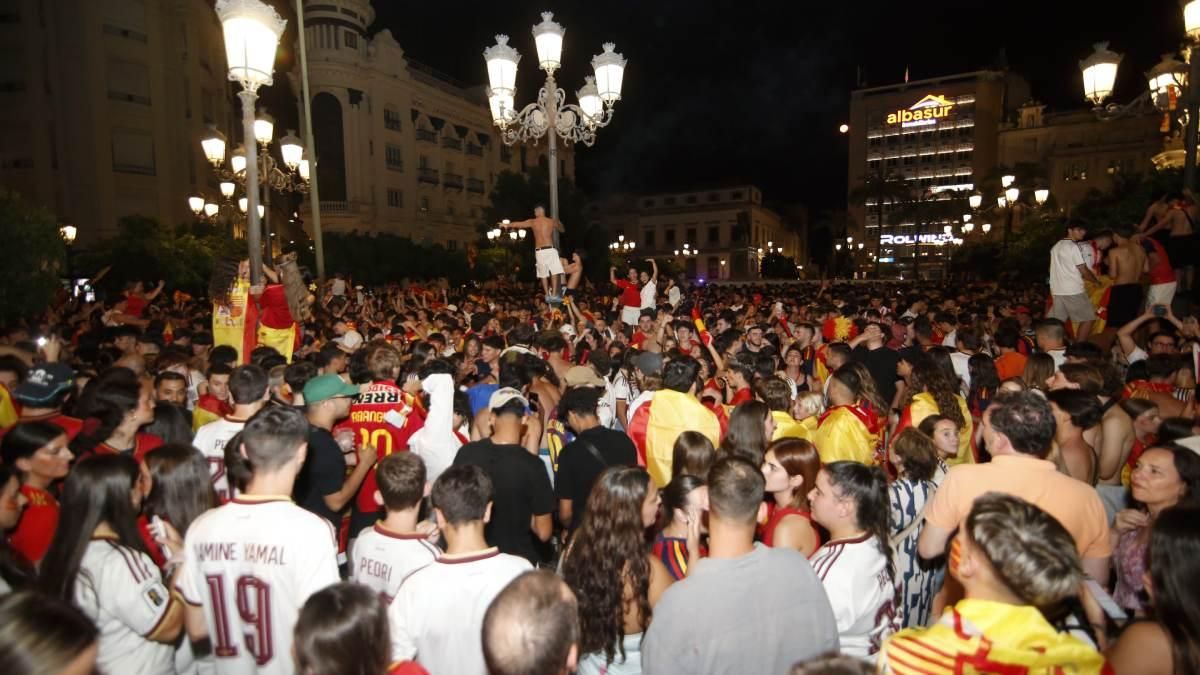 La celebración de los cordobeses en Las Tendillas tras el triunfo de España, en imágenes
