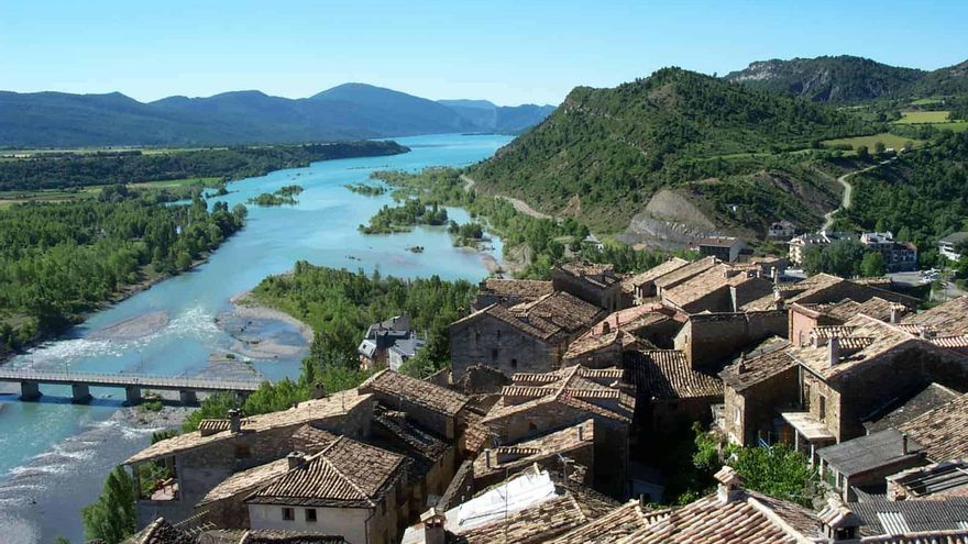 Este pueblo medieval es perfecto para recorrer a pie: con un castillo del siglo XI, premiado por la ONU y junto a un Parque Nacional