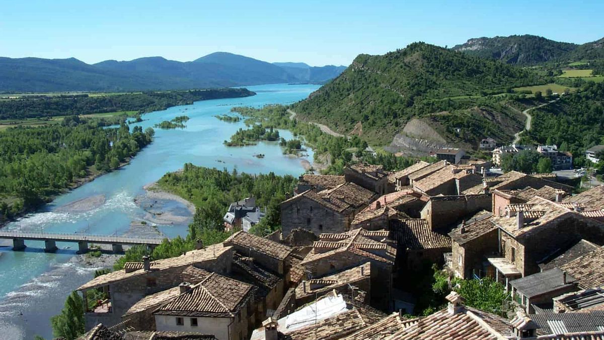 Este pueblo medieval es perfecto para recorrer a pie: con un castillo del siglo XI, premiado por la ONU y junto a un Parque Nacional