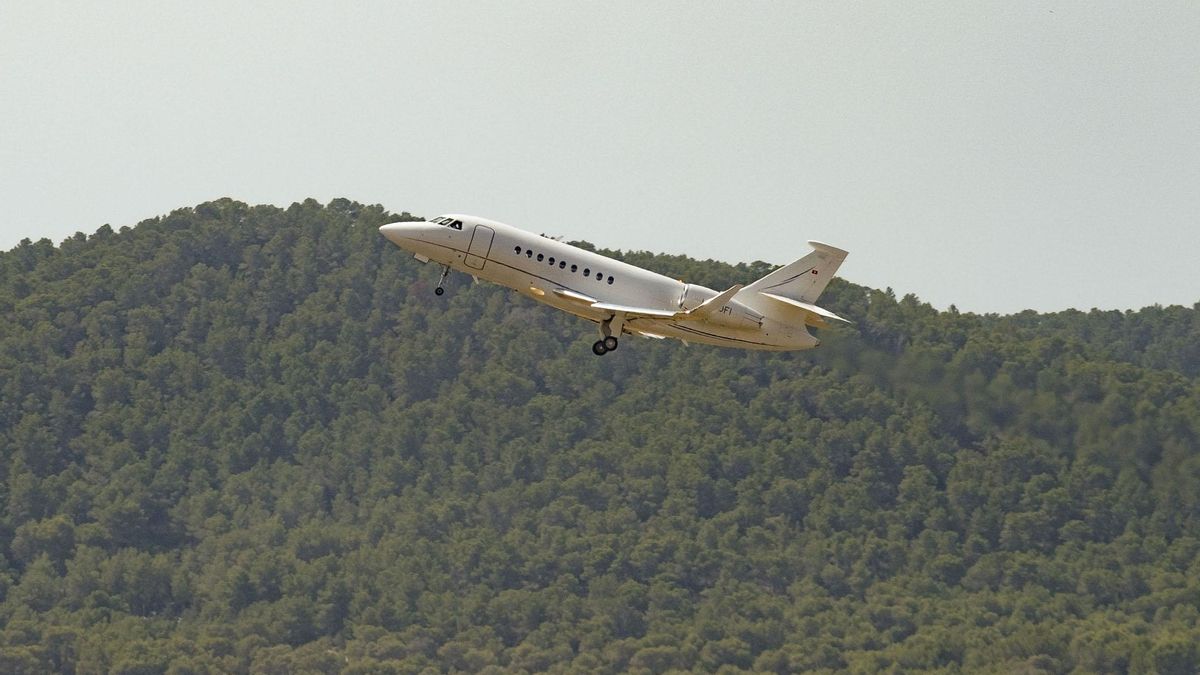Vista de un jet despegando del Aeropuerto de Eivissa.