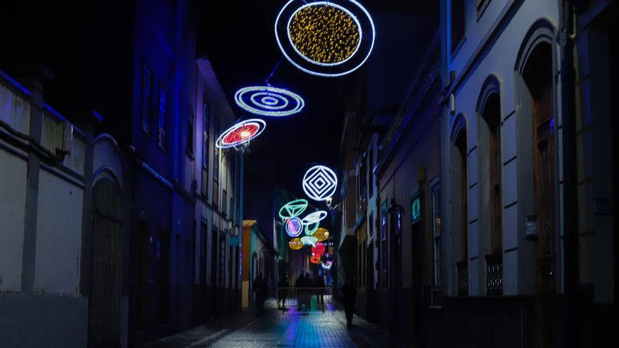 Varias personas pasean por las calles alumbradas de La Laguna