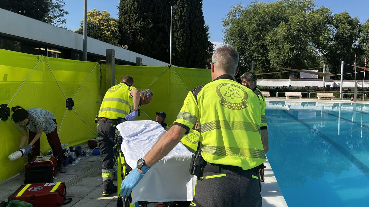 Los servicios de emergencias rescatan de un ahogamiento a un joven de 17 años en la piscina de Casa de Campo