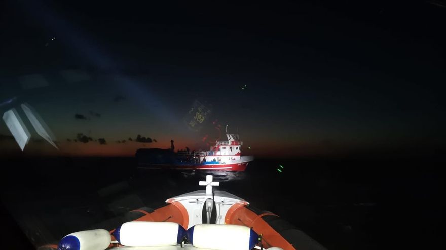 Rescatan a 244 migrantes en el Mediterráneo en una difícil operación nocturna