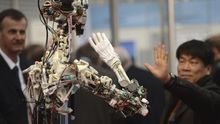Presentación del robot "OSA" en la Feria de Hannover Messe, Alemania.
