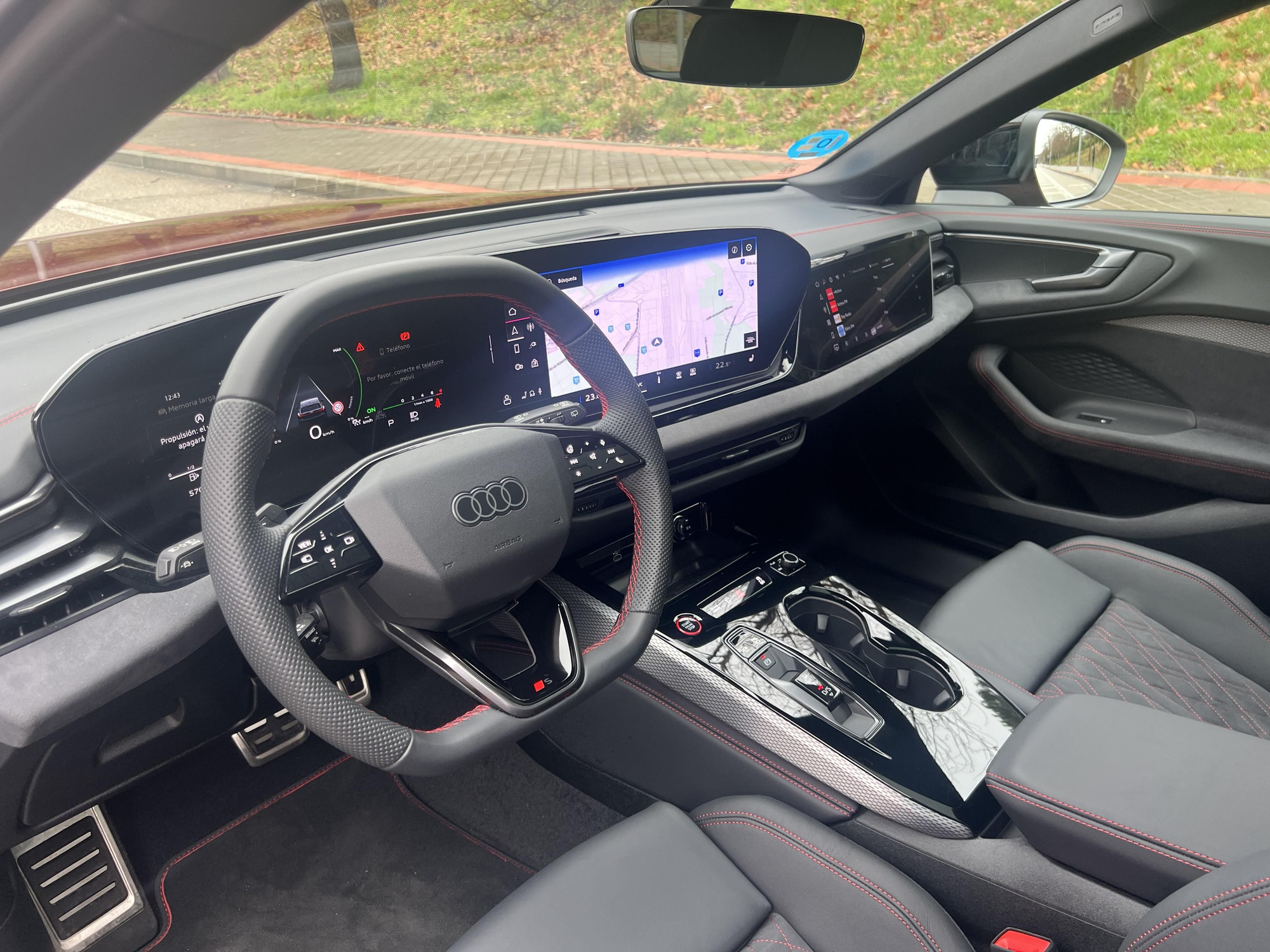 El panel panorámico del salpicadero puede estar compuesto por tres pantallas.