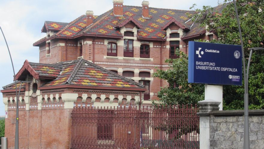 La presión de los hospitales vascos en cifras: uno de cada tres que llega a Urgencias y el 62% de los pacientes en UCI tienen COVID-19