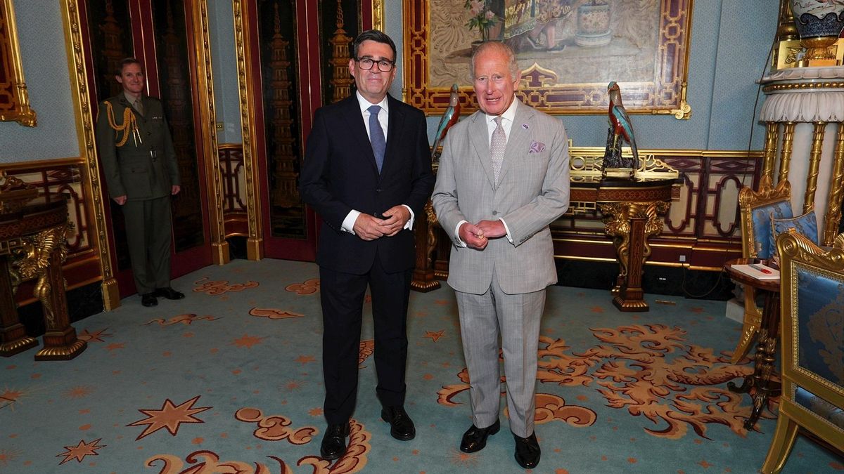 El nuevo primer ministro británico, Andy Burnham, y el rey Carlos III en el Palacio de Buckingham, en Londres este lunes.